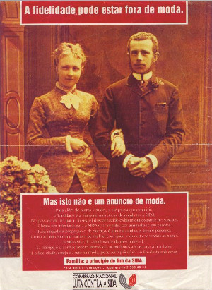 Cartaz da Comissão Nacional de Luta Contra a SIDA(1995) em que uma família heterossexual, branca e tradicional sugeria que a fidelidade era a melhor protecção contra a epidemia.
