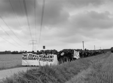 Grupos das activistas durante manifestação que acabou com bloqueio da linha de comboio de transporte de carvão.